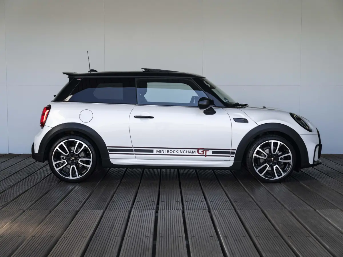 Cooper Rockingham GT | JCW-pakket | Adaptief onderstel | Stuur & Stoelverwarming | Achteruitrijcamera | Head-Up Display | Glazen panoramadak |