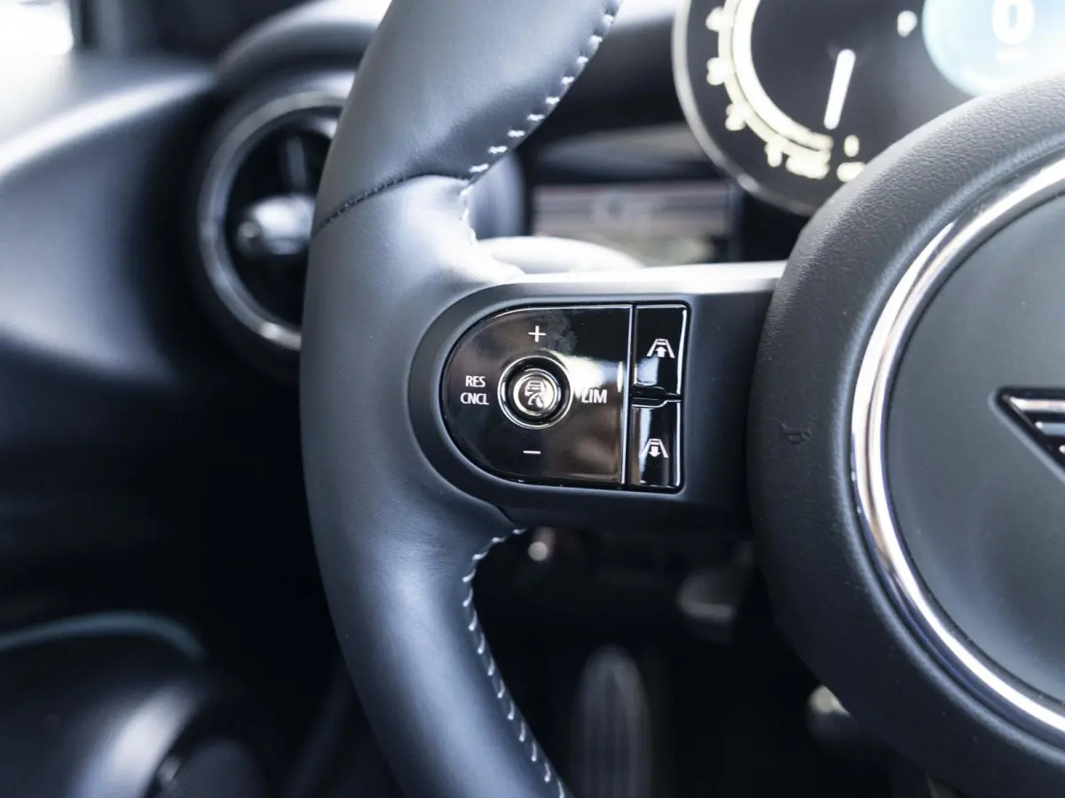Cooper Rockingham GT | JCW-pakket | Adaptief onderstel | Stuur & Stoelverwarming | Achteruitrijcamera | Head-Up Display | Glazen panoramadak |