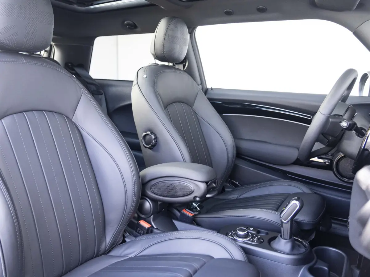 Cooper Rockingham GT | JCW-pakket | Adaptief onderstel | Stuur & Stoelverwarming | Achteruitrijcamera | Head-Up Display | Glazen panoramadak |