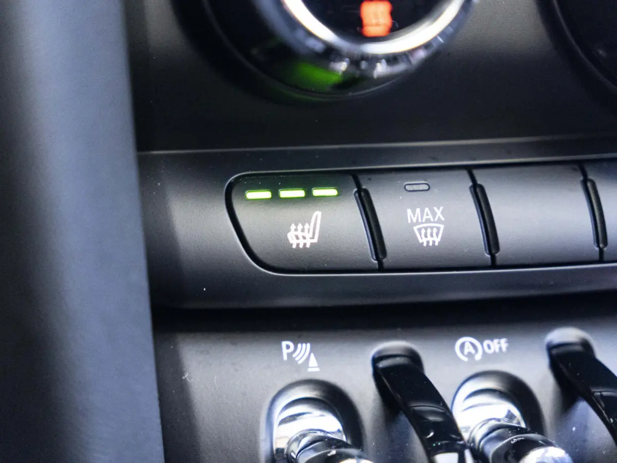 Cooper Rockingham GT | JCW-pakket | Adaptief onderstel | Stuur & Stoelverwarming | Achteruitrijcamera | Head-Up Display | Glazen panoramadak |