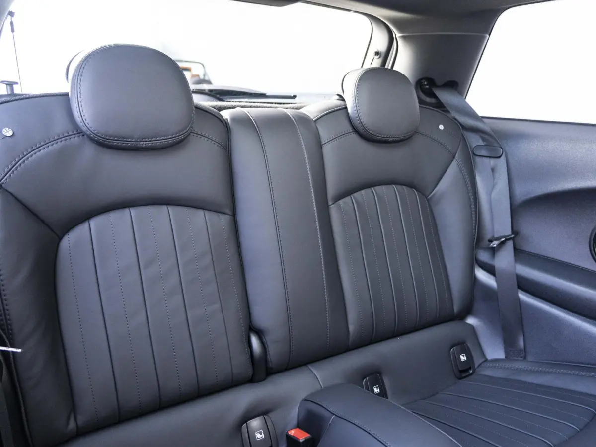 Cooper Rockingham GT | JCW-pakket | Adaptief onderstel | Stuur & Stoelverwarming | Achteruitrijcamera | Head-Up Display | Glazen panoramadak |