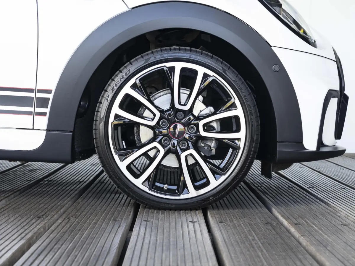 Cooper Rockingham GT | JCW-pakket | Adaptief onderstel | Stuur & Stoelverwarming | Achteruitrijcamera | Head-Up Display | Glazen panoramadak |