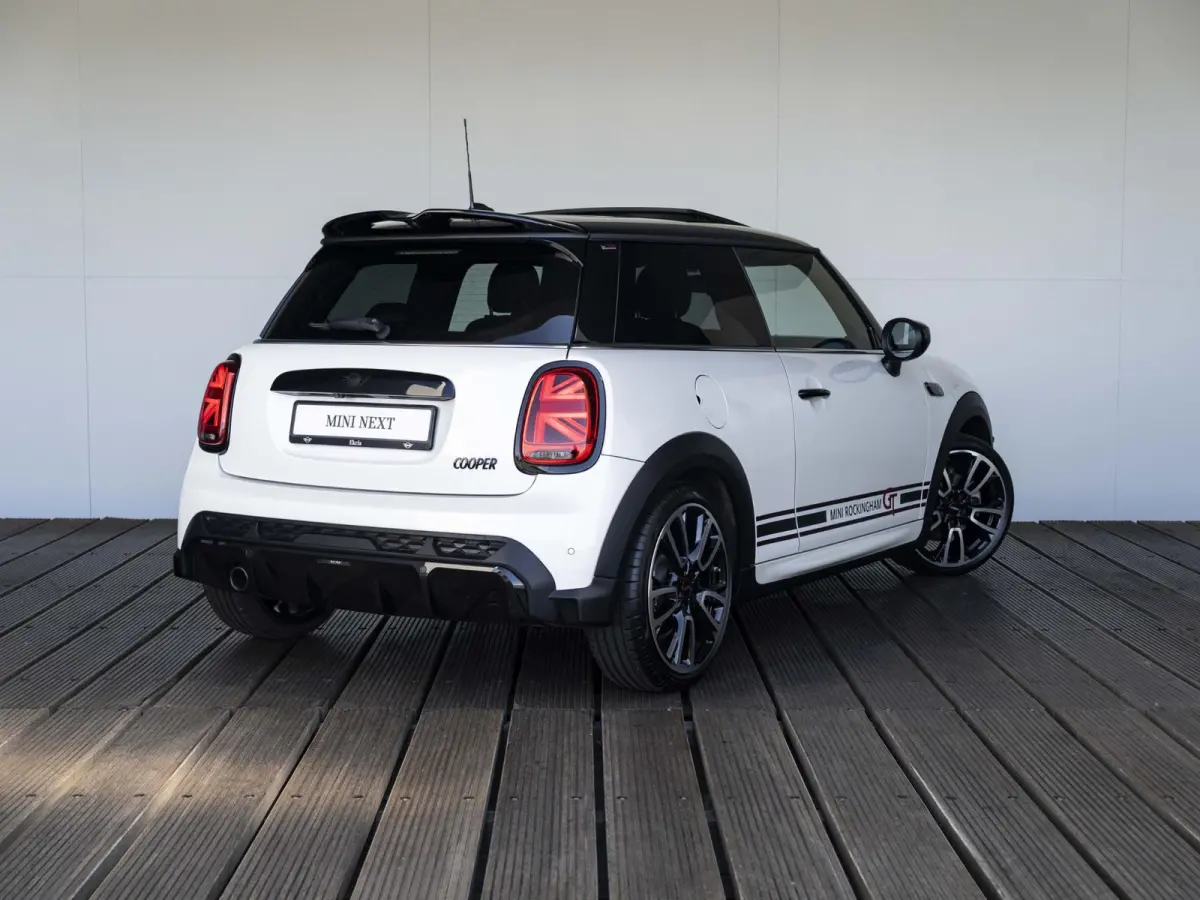 Cooper Rockingham GT | JCW-pakket | Adaptief onderstel | Stuur & Stoelverwarming | Achteruitrijcamera | Head-Up Display | Glazen panoramadak |
