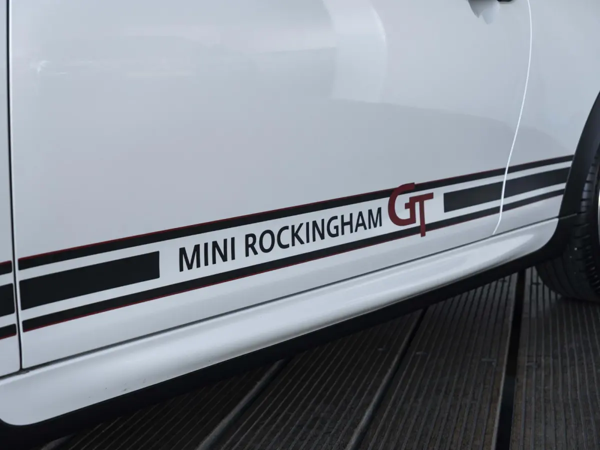 Cooper Rockingham GT | JCW-pakket | Adaptief onderstel | Stuur & Stoelverwarming | Achteruitrijcamera | Head-Up Display | Glazen panoramadak |