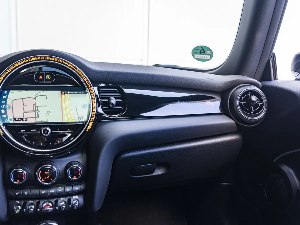 Cooper Rockingham GT | JCW-pakket | Adaptief onderstel | Stuur & Stoelverwarming | Achteruitrijcamera | Head-Up Display | Glazen panoramadak |
