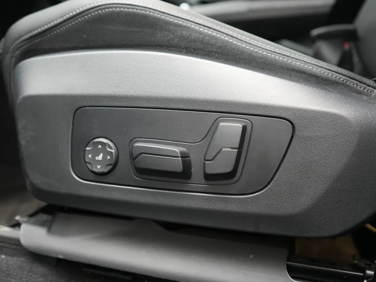 xDrive25e Sportline PHEV 245pk Dealer O.H. | Trekhaak Af Fabriek | Adaptive Cruise | Camera | Harman / Kardon | Lederen Sportstoelen Massage & Memory | Sfeerverlichting | Keyless | Blis | St