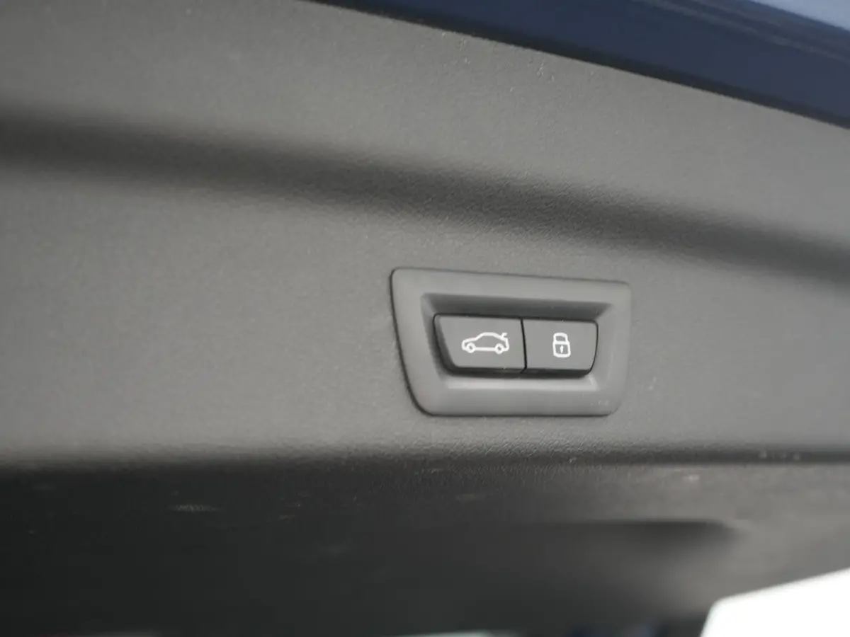 xDrive25e Sportline PHEV 245pk Dealer O.H. | Trekhaak Af Fabriek | Adaptive Cruise | Camera | Harman / Kardon | Lederen Sportstoelen Massage & Memory | Sfeerverlichting | Keyless | Blis | St