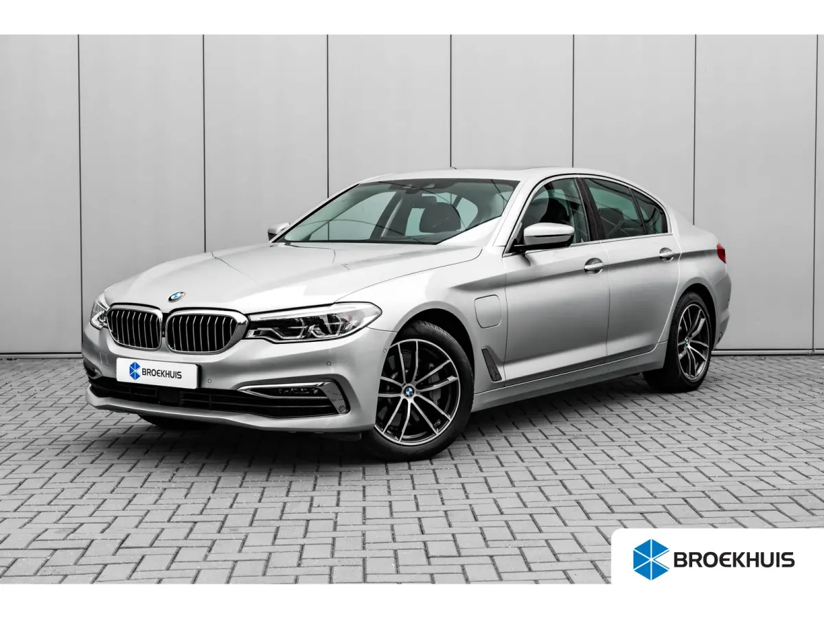 530e iPerformance High Executive 252Pk | Rondomzichtcamera | Head-up Display | Glazen schuifkanteldak | Stoelverwarming en ventilatie | Uitwijk assistent |18:LMV