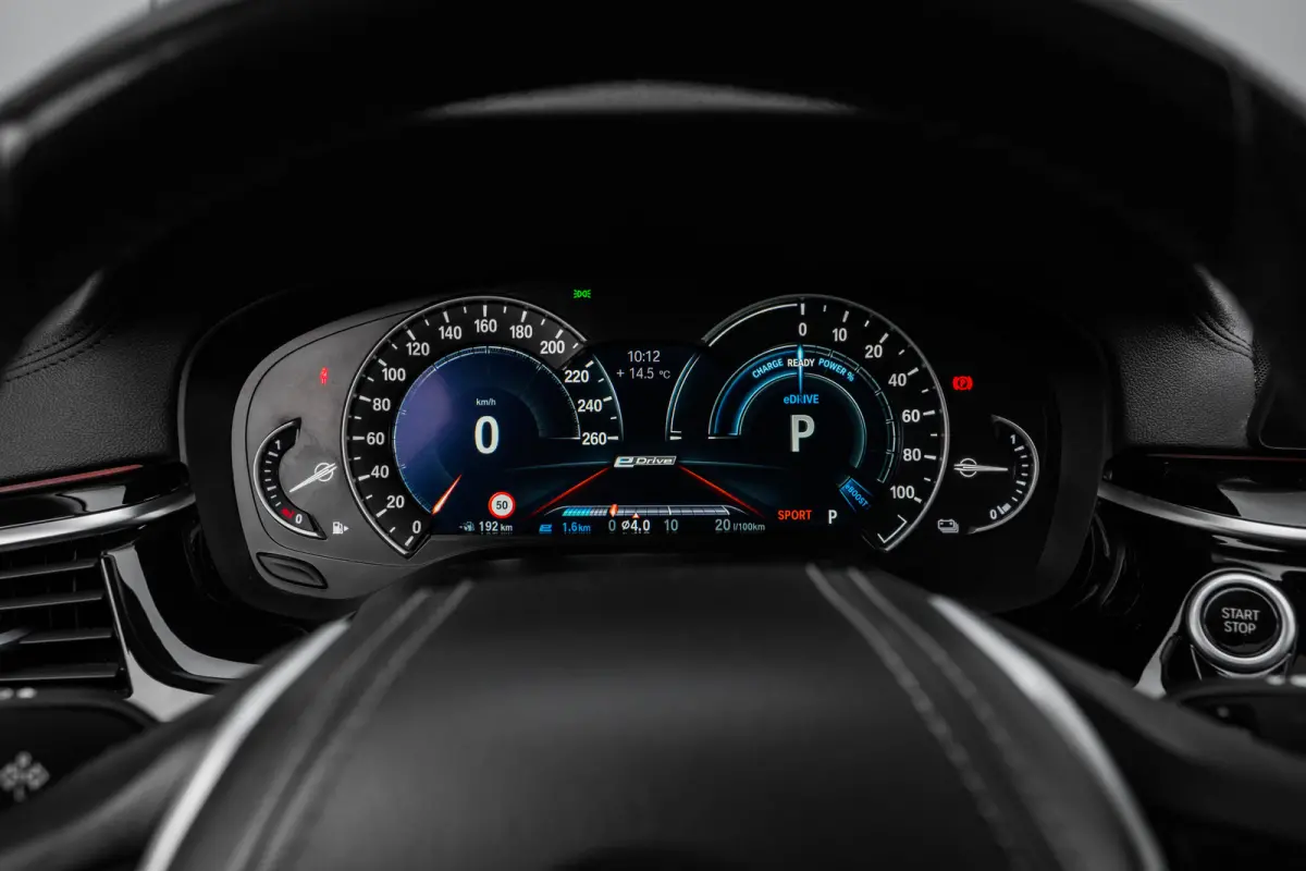 530e iPerformance High Executive 252Pk | Rondomzichtcamera | Head-up Display | Glazen schuifkanteldak | Stoelverwarming en ventilatie | Uitwijk assistent |18:LMV