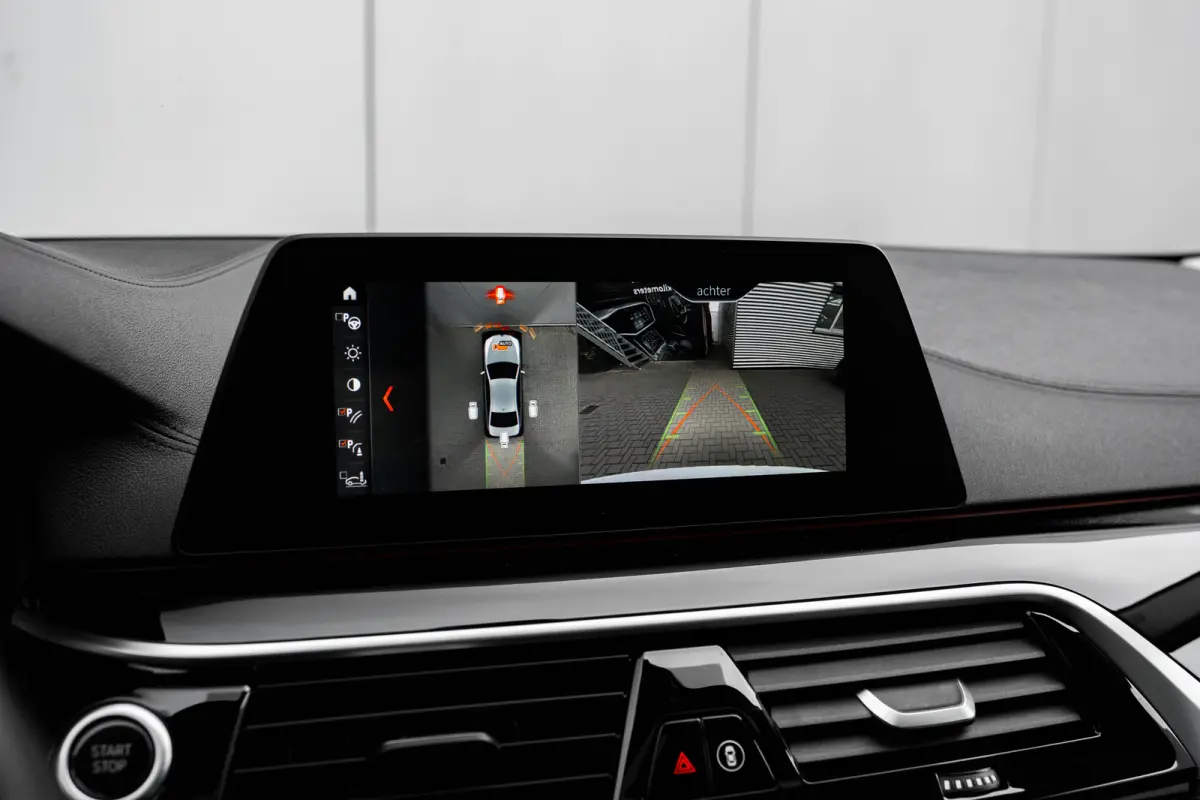 530e iPerformance High Executive 252Pk | Rondomzichtcamera | Head-up Display | Glazen schuifkanteldak | Stoelverwarming en ventilatie | Uitwijk assistent |18:LMV