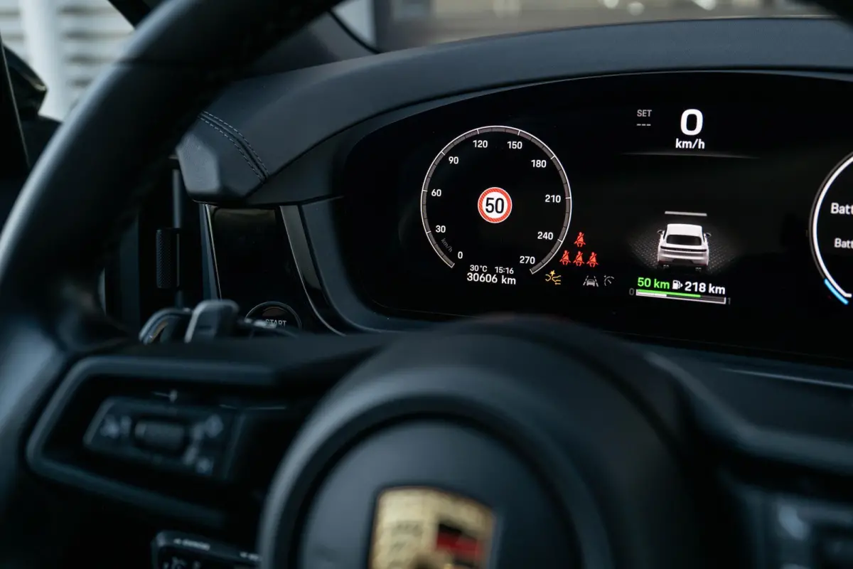 3.0 E-Hybrid Sport-Design Sportuitlaat Display