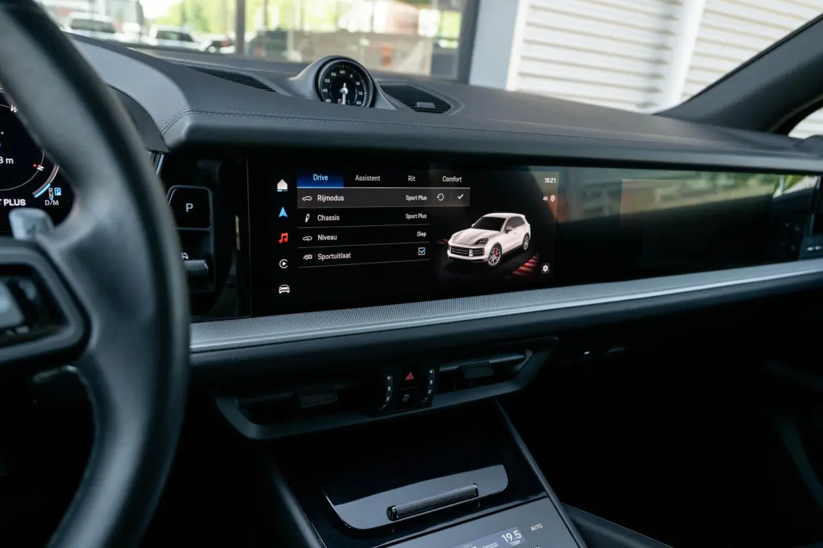 3.0 E-Hybrid Sport-Design Sportuitlaat Display