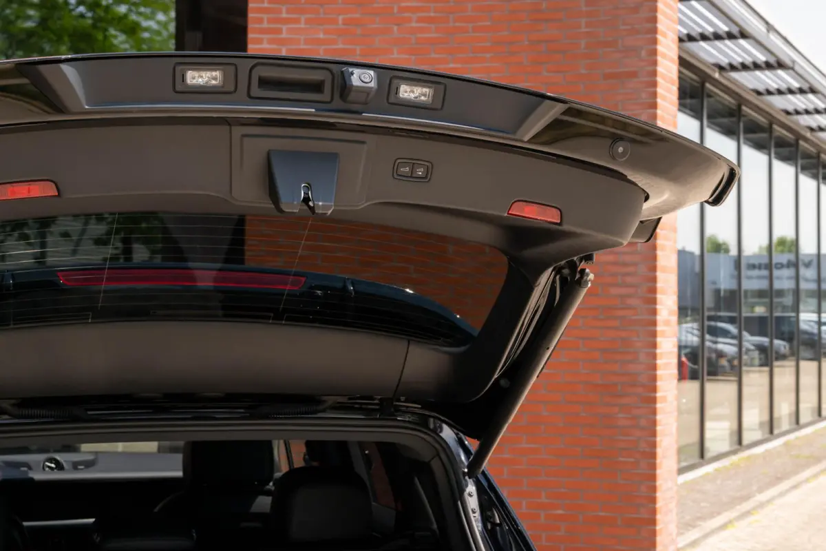 3.0 E-Hybrid Sport-Design Sportuitlaat Display