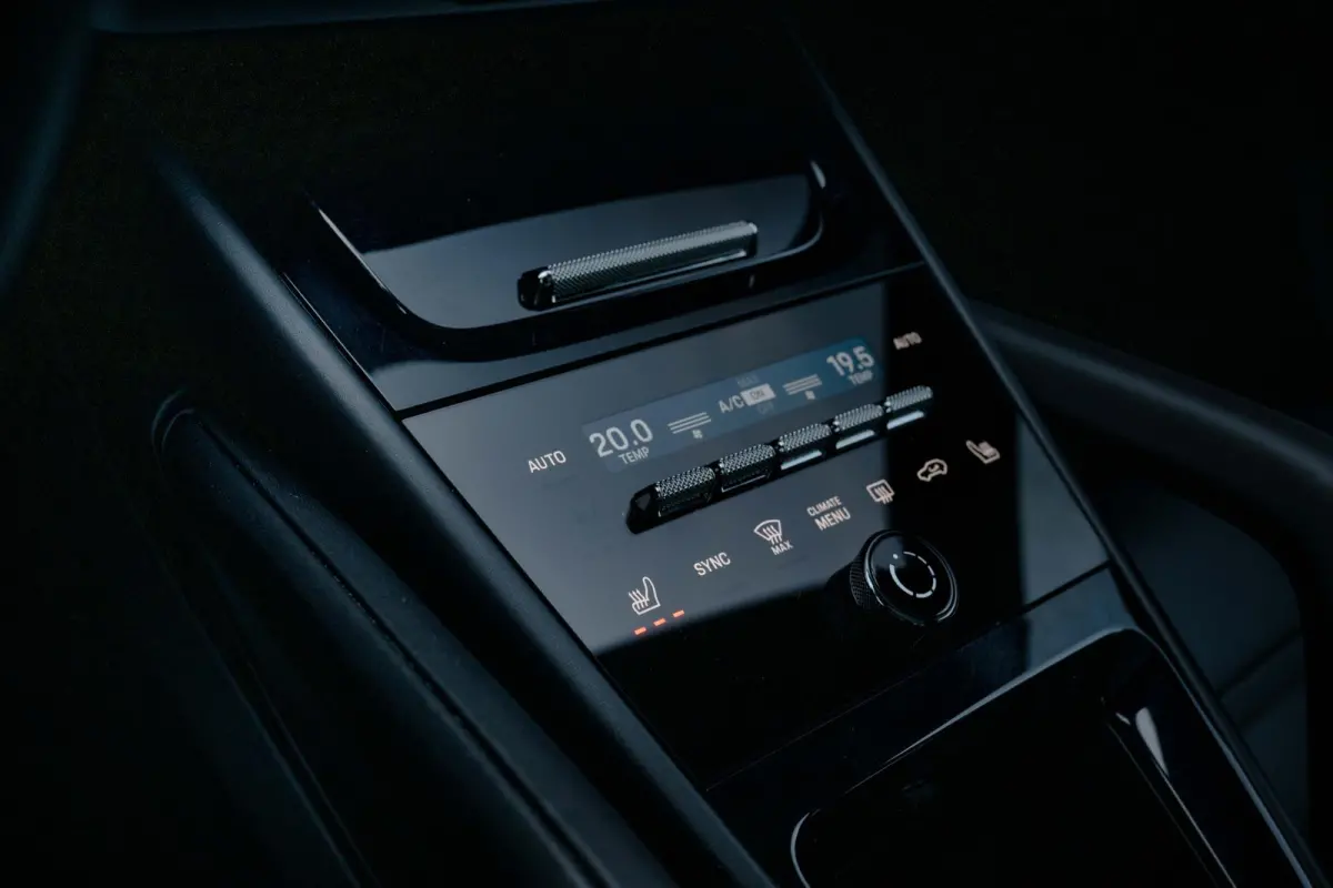 3.0 E-Hybrid Sport-Design Sportuitlaat Display