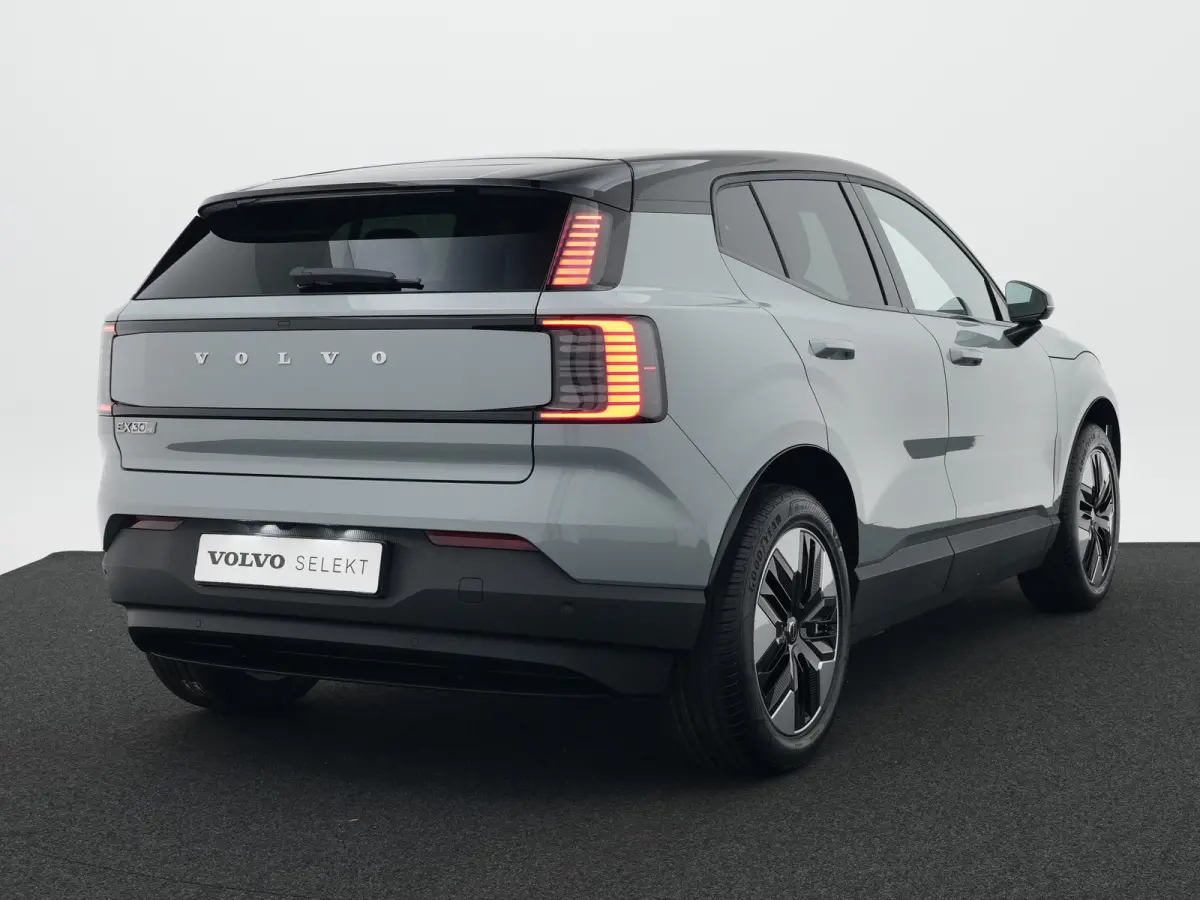 P3 Plus Europa 51 kWh | Elek. Stoelen | Getint Glas | Harman/Kardon | Keyless | Elek kofferklep | Camera | Adaptive Cruise | BLIS