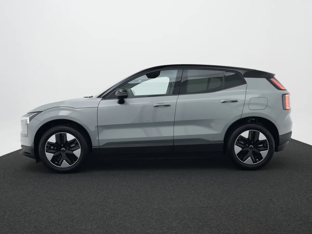 P3 Plus Europa 51 kWh | Elek. Stoelen | Getint Glas | Harman/Kardon | Keyless | Elek kofferklep | Camera | Adaptive Cruise | BLIS