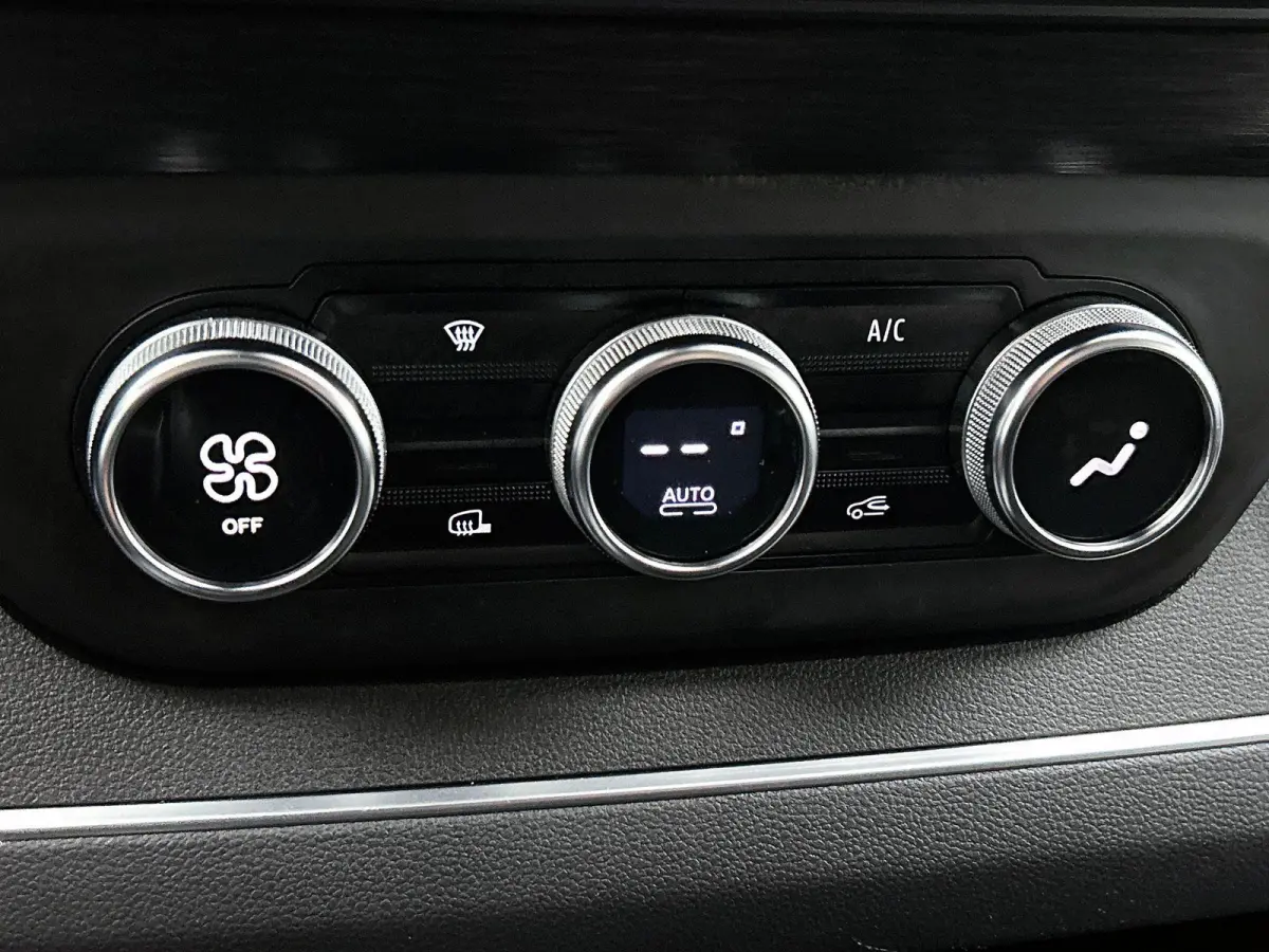 2.0 Blue dC1 150PK L2H1 Dubbele Cabine Automaat Navigatie Airco Lichtmetalen velgen Betimmering Trekhaak Camera Parkeersensoren