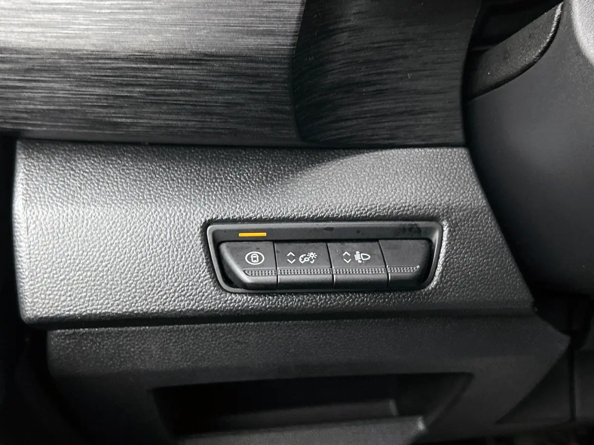 2.0 Blue dC1 150PK L2H1 Dubbele Cabine Automaat Navigatie Airco Lichtmetalen velgen Betimmering Trekhaak Camera Parkeersensoren