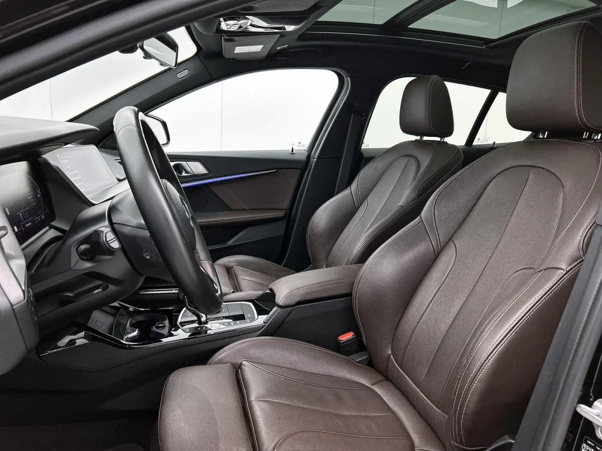 118i High Executive Edition | AUTOMAAT | PANORAMADAK | LEDER | STOELVERWARMING | APPLE CARPLAY - ANDROID AUTO | LED VERLICHTING | DIGITAL COCKPIT | PARKEERSENSOREN |