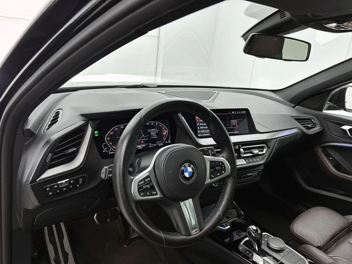 118i High Executive Edition | AUTOMAAT | PANORAMADAK | LEDER | STOELVERWARMING | APPLE CARPLAY - ANDROID AUTO | LED VERLICHTING | DIGITAL COCKPIT | PARKEERSENSOREN |