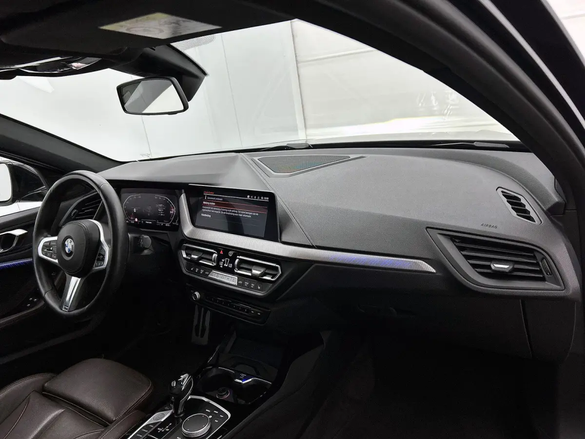 118i High Executive Edition | AUTOMAAT | PANORAMADAK | LEDER | STOELVERWARMING | APPLE CARPLAY - ANDROID AUTO | LED VERLICHTING | DIGITAL COCKPIT | PARKEERSENSOREN |