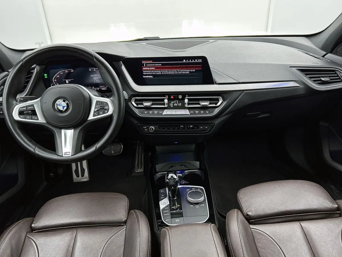 118i High Executive Edition | AUTOMAAT | PANORAMADAK | LEDER | STOELVERWARMING | APPLE CARPLAY - ANDROID AUTO | LED VERLICHTING | DIGITAL COCKPIT | PARKEERSENSOREN |