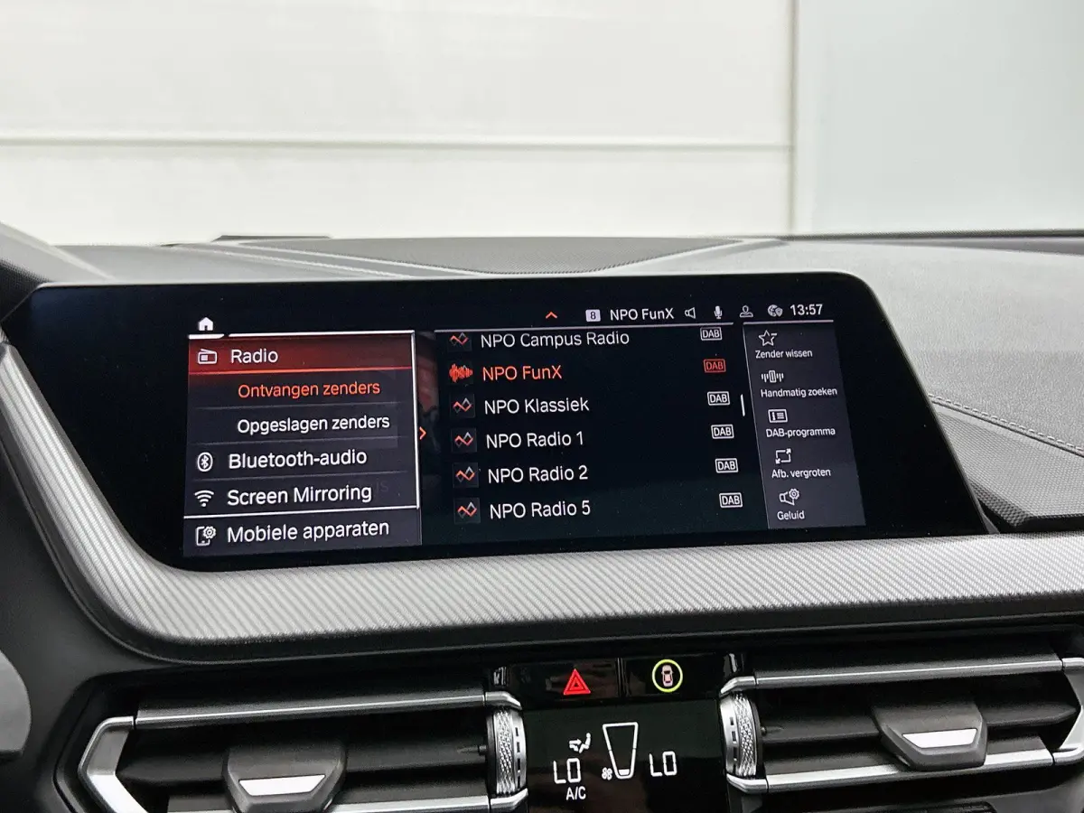 118i High Executive Edition | AUTOMAAT | PANORAMADAK | LEDER | STOELVERWARMING | APPLE CARPLAY - ANDROID AUTO | LED VERLICHTING | DIGITAL COCKPIT | PARKEERSENSOREN |