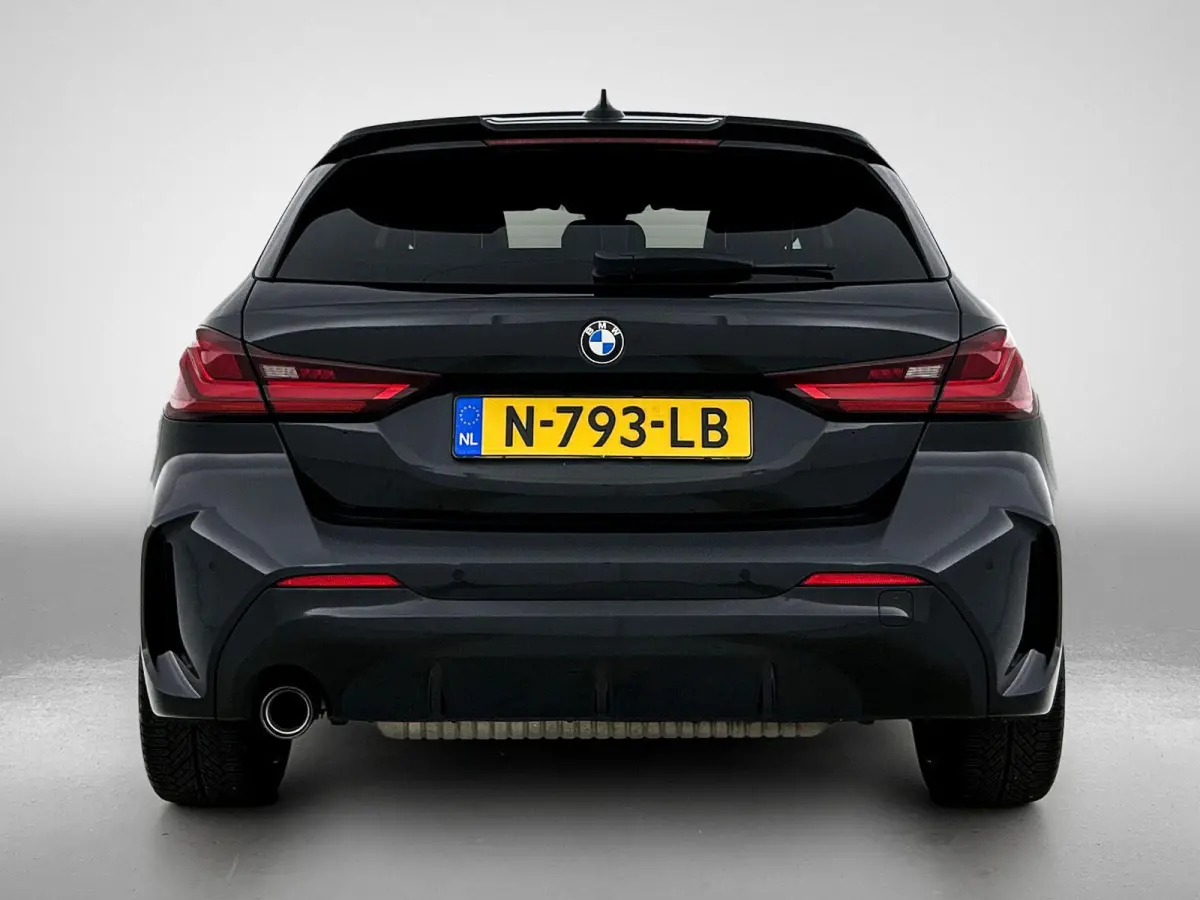 118i High Executive Edition | AUTOMAAT | PANORAMADAK | LEDER | STOELVERWARMING | APPLE CARPLAY - ANDROID AUTO | LED VERLICHTING | DIGITAL COCKPIT | PARKEERSENSOREN |
