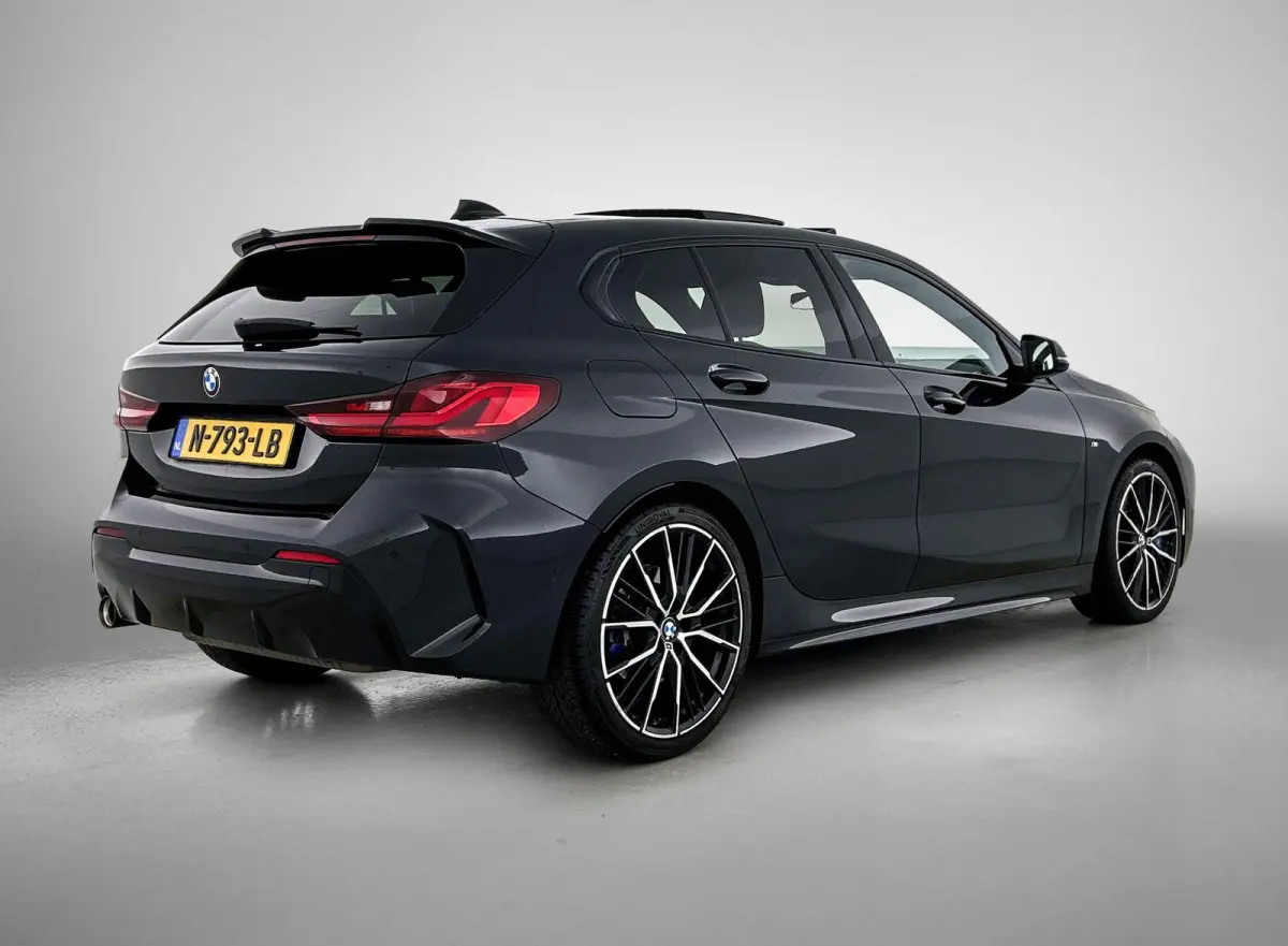 118i High Executive Edition | AUTOMAAT | PANORAMADAK | LEDER | STOELVERWARMING | APPLE CARPLAY - ANDROID AUTO | LED VERLICHTING | DIGITAL COCKPIT | PARKEERSENSOREN |