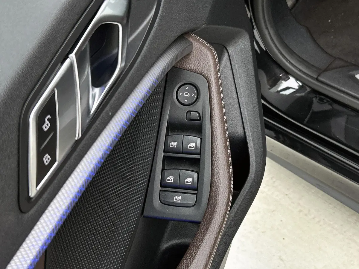 118i High Executive Edition | AUTOMAAT | PANORAMADAK | LEDER | STOELVERWARMING | APPLE CARPLAY - ANDROID AUTO | LED VERLICHTING | DIGITAL COCKPIT | PARKEERSENSOREN |