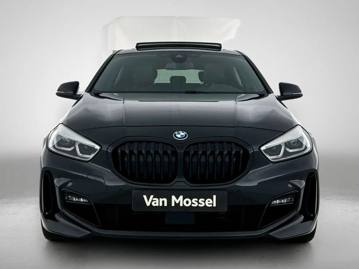 118i High Executive Edition | AUTOMAAT | PANORAMADAK | LEDER | STOELVERWARMING | APPLE CARPLAY - ANDROID AUTO | LED VERLICHTING | DIGITAL COCKPIT | PARKEERSENSOREN |