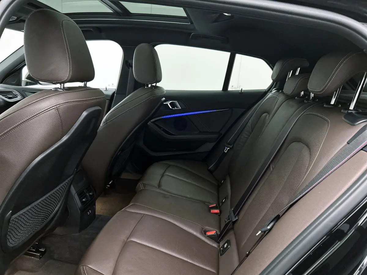 118i High Executive Edition | AUTOMAAT | PANORAMADAK | LEDER | STOELVERWARMING | APPLE CARPLAY - ANDROID AUTO | LED VERLICHTING | DIGITAL COCKPIT | PARKEERSENSOREN |