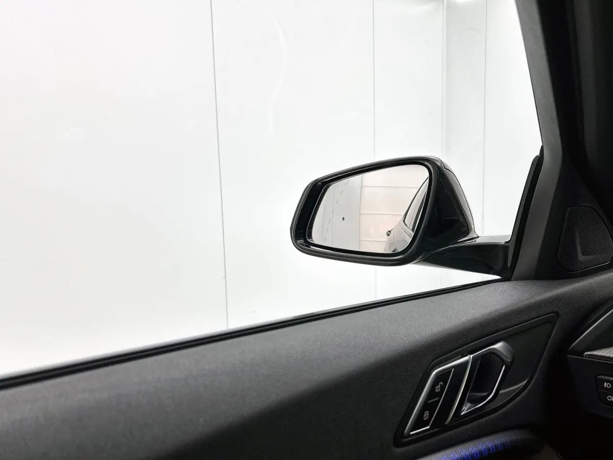 118i High Executive Edition | AUTOMAAT | PANORAMADAK | LEDER | STOELVERWARMING | APPLE CARPLAY - ANDROID AUTO | LED VERLICHTING | DIGITAL COCKPIT | PARKEERSENSOREN |