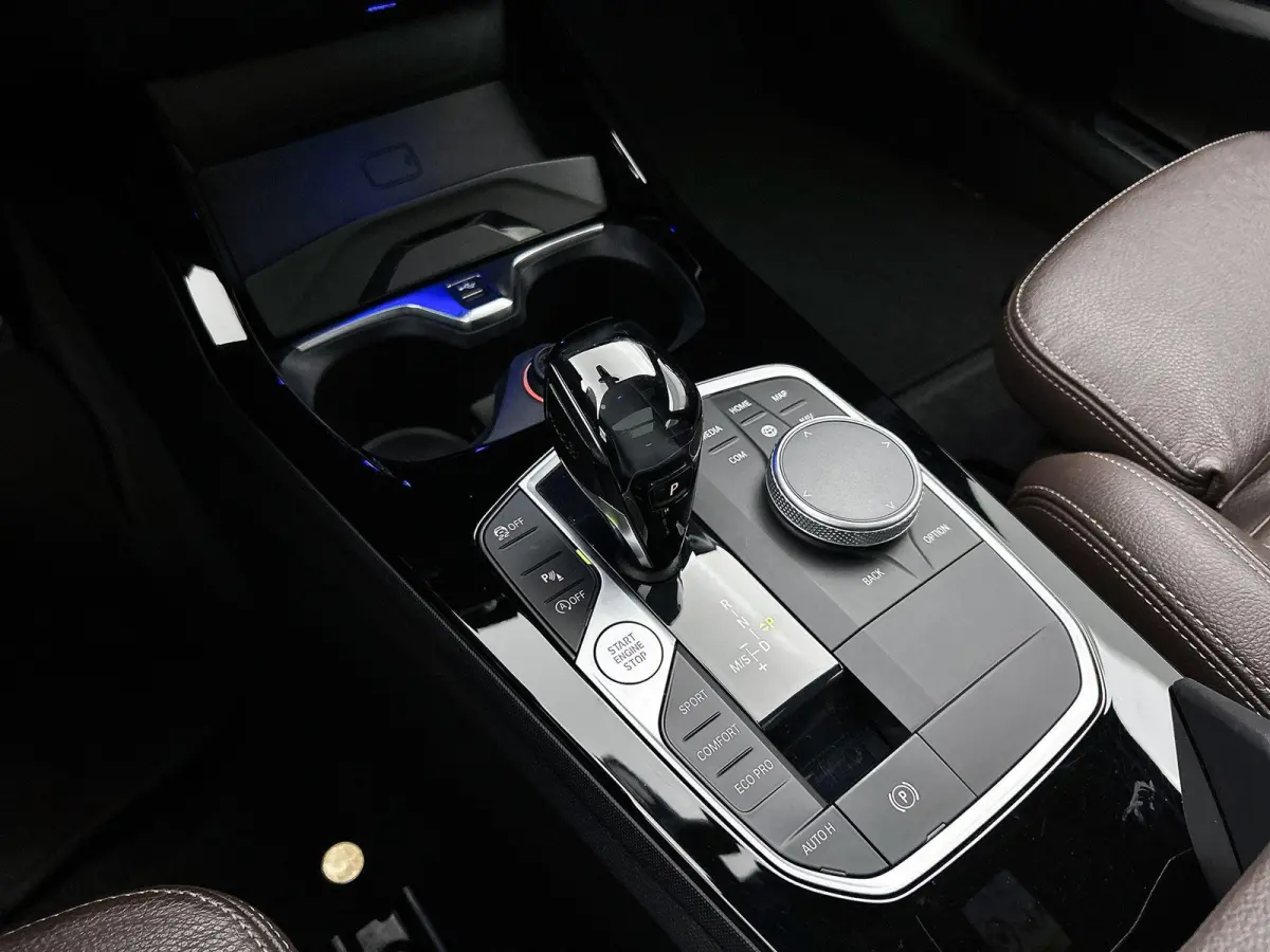 118i High Executive Edition | AUTOMAAT | PANORAMADAK | LEDER | STOELVERWARMING | APPLE CARPLAY - ANDROID AUTO | LED VERLICHTING | DIGITAL COCKPIT | PARKEERSENSOREN |
