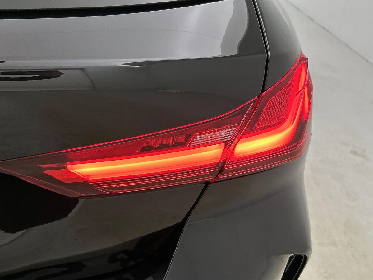 118i High Executive Edition | AUTOMAAT | PANORAMADAK | LEDER | STOELVERWARMING | APPLE CARPLAY - ANDROID AUTO | LED VERLICHTING | DIGITAL COCKPIT | PARKEERSENSOREN |
