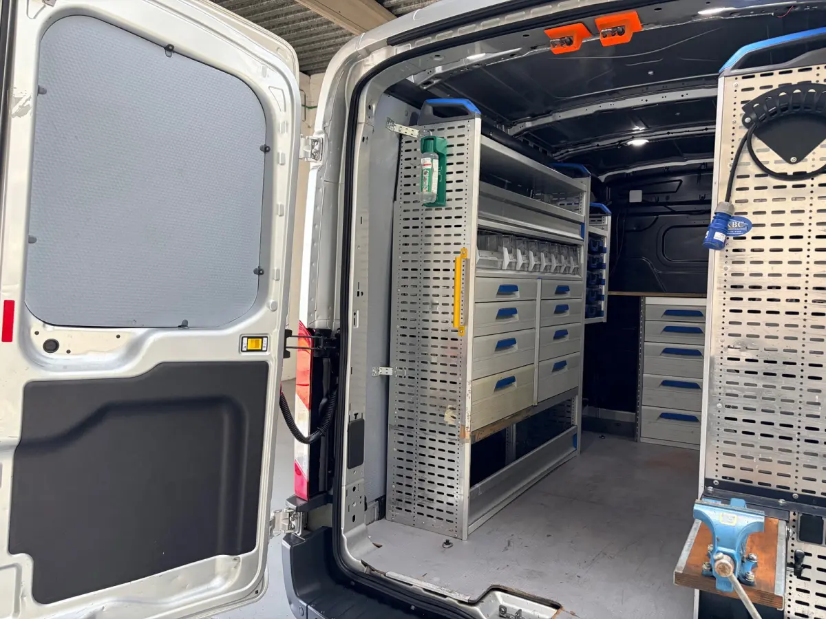 Automaat Servicewagen 350 2.0 TDCI 131PK euro6 L2H2 3Persoons Trend, Sortimo werkplaats inrichting, RIJKLAARPRIJS