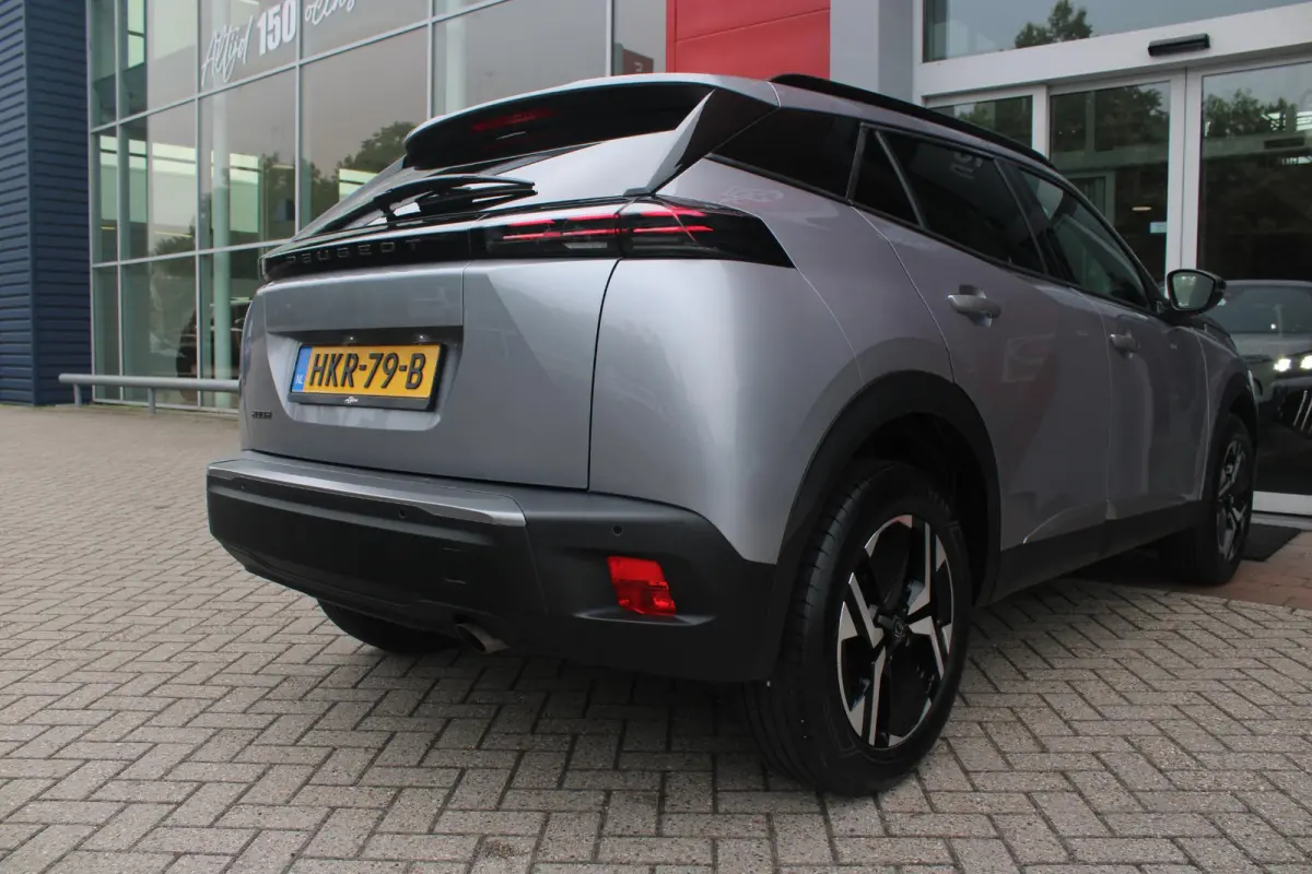 1.2 100PK ALLURE | NAVIGATIE | PARKEERSENSOREN VOOR + ACHTER | KEYLESS ENTRY/START | LICHTMETALEN VELGEN 17" | DRAADLOZE APPLE CARPLAY/ANDROID AUTO | DRAADLOZE TELEFOONLADER | CRUISE CONTROL