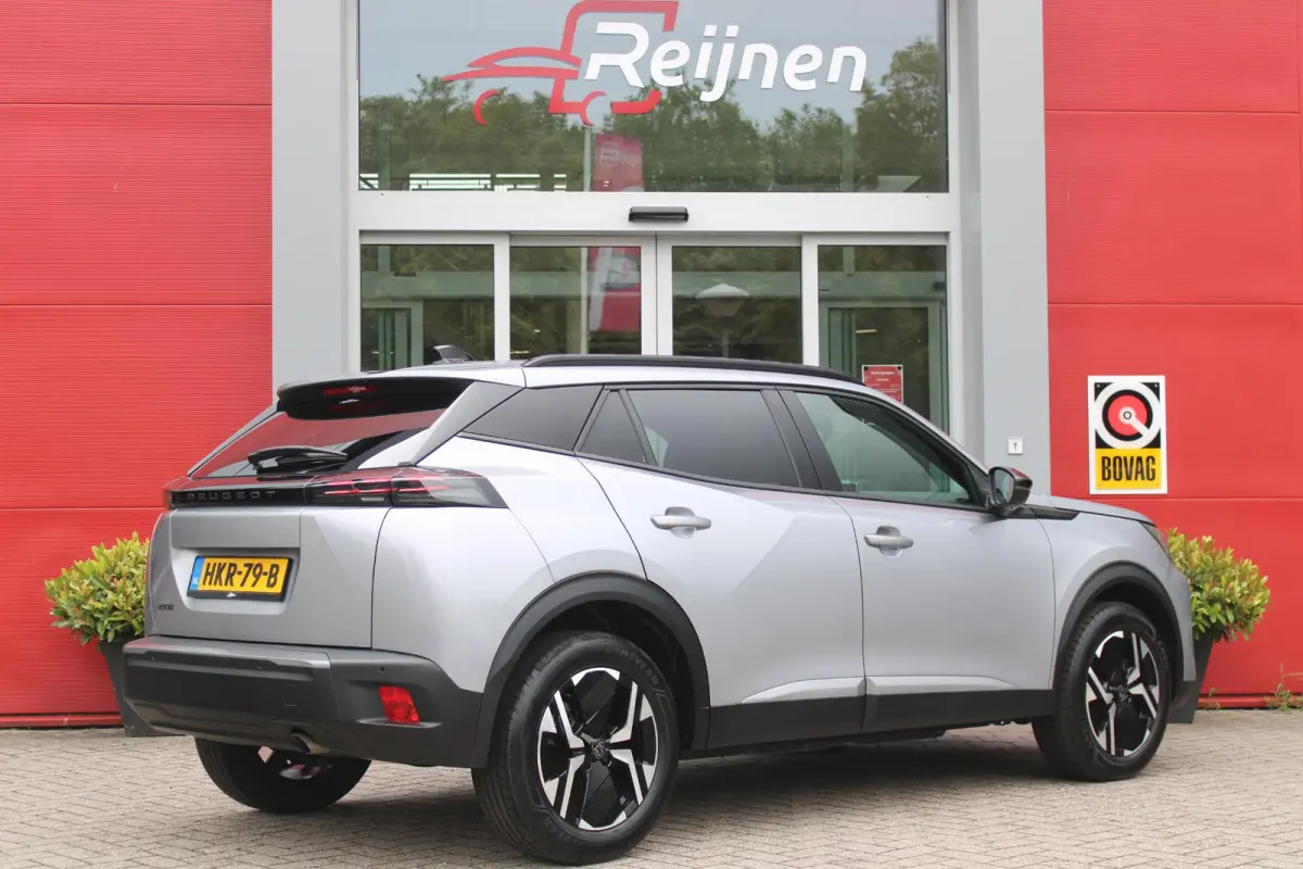 1.2 100PK ALLURE | NAVIGATIE | PARKEERSENSOREN VOOR + ACHTER | KEYLESS ENTRY/START | LICHTMETALEN VELGEN 17" | DRAADLOZE APPLE CARPLAY/ANDROID AUTO | DRAADLOZE TELEFOONLADER | CRUISE CONTROL