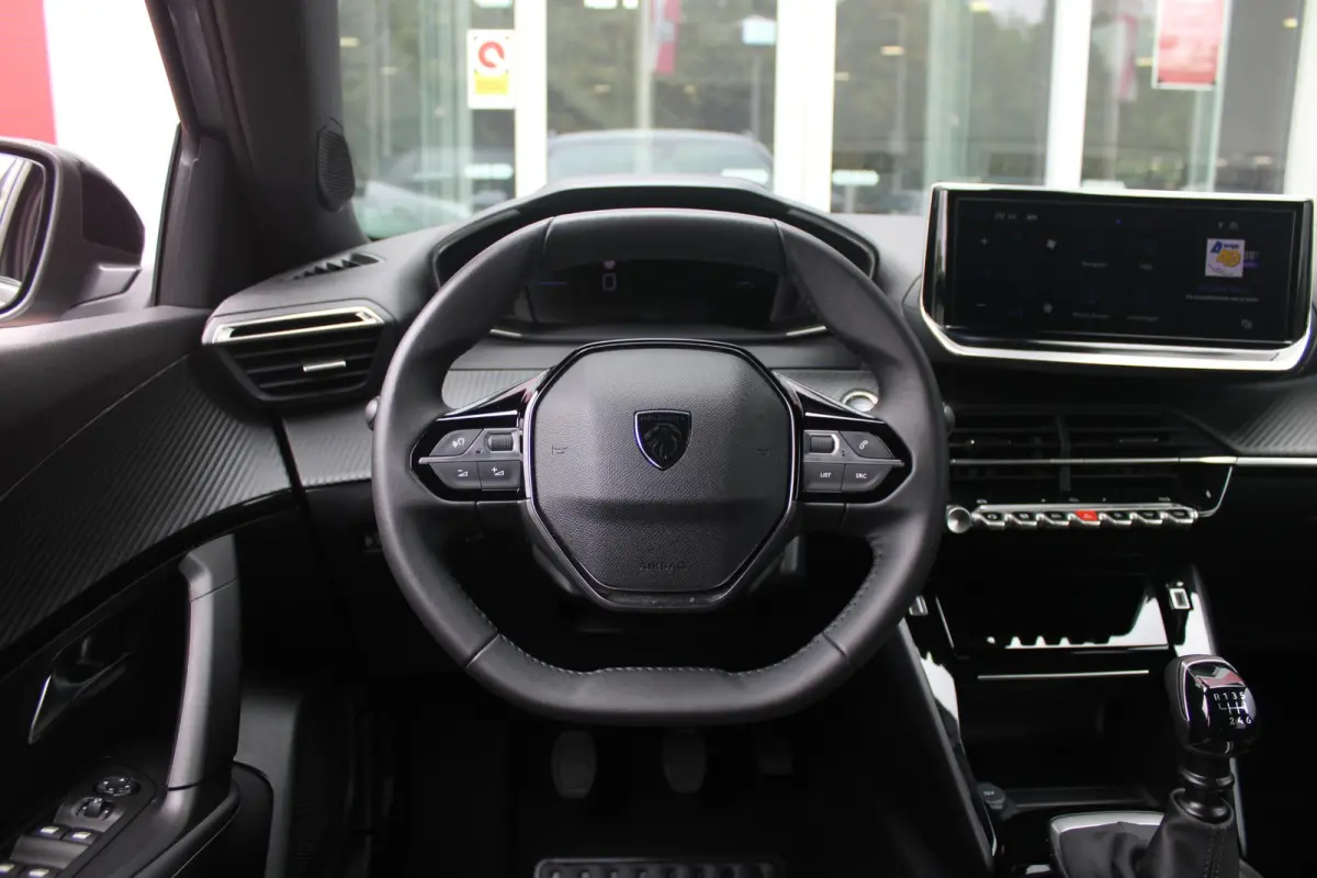 1.2 100PK ALLURE | NAVIGATIE | PARKEERSENSOREN VOOR + ACHTER | KEYLESS ENTRY/START | LICHTMETALEN VELGEN 17" | DRAADLOZE APPLE CARPLAY/ANDROID AUTO | DRAADLOZE TELEFOONLADER | CRUISE CONTROL