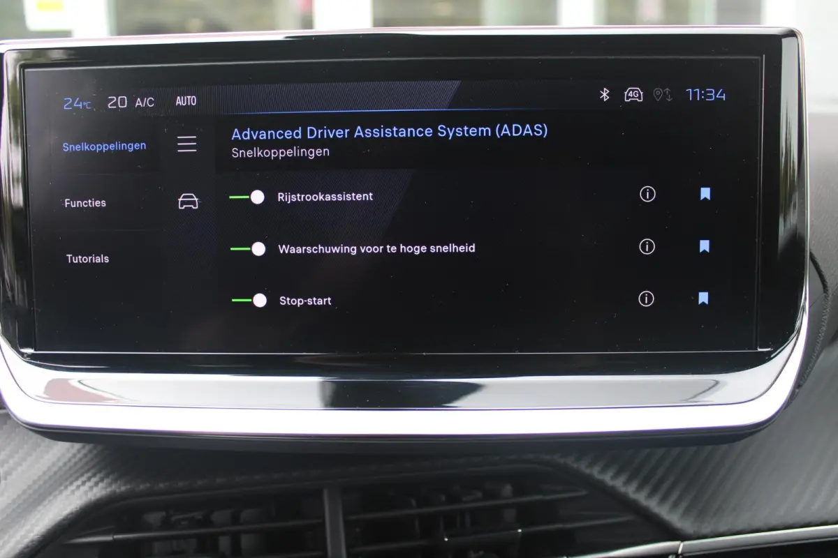 1.2 100PK ALLURE | NAVIGATIE | PARKEERSENSOREN VOOR + ACHTER | KEYLESS ENTRY/START | LICHTMETALEN VELGEN 17" | DRAADLOZE APPLE CARPLAY/ANDROID AUTO | DRAADLOZE TELEFOONLADER | CRUISE CONTROL