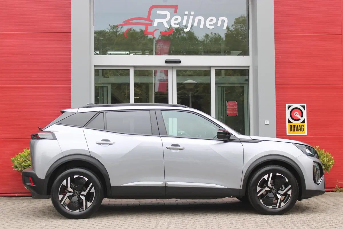1.2 100PK ALLURE | NAVIGATIE | PARKEERSENSOREN VOOR + ACHTER | KEYLESS ENTRY/START | LICHTMETALEN VELGEN 17" | DRAADLOZE APPLE CARPLAY/ANDROID AUTO | DRAADLOZE TELEFOONLADER | CRUISE CONTROL