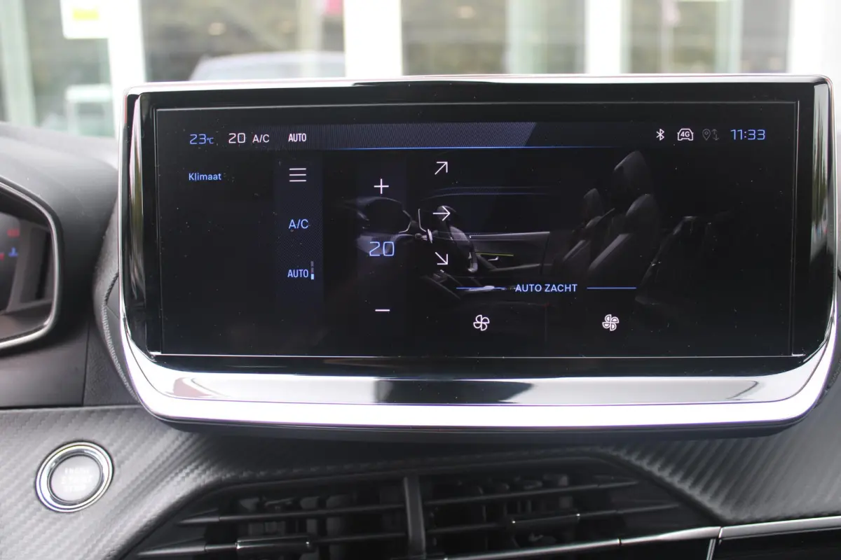 1.2 100PK ALLURE | NAVIGATIE | PARKEERSENSOREN VOOR + ACHTER | KEYLESS ENTRY/START | LICHTMETALEN VELGEN 17" | DRAADLOZE APPLE CARPLAY/ANDROID AUTO | DRAADLOZE TELEFOONLADER | CRUISE CONTROL