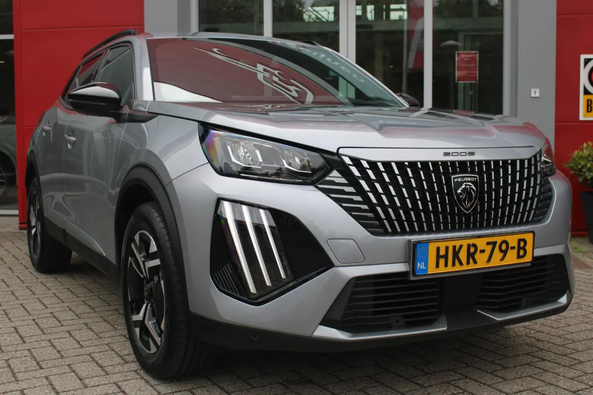 1.2 100PK ALLURE | NAVIGATIE | PARKEERSENSOREN VOOR + ACHTER | KEYLESS ENTRY/START | LICHTMETALEN VELGEN 17" | DRAADLOZE APPLE CARPLAY/ANDROID AUTO | DRAADLOZE TELEFOONLADER | CRUISE CONTROL