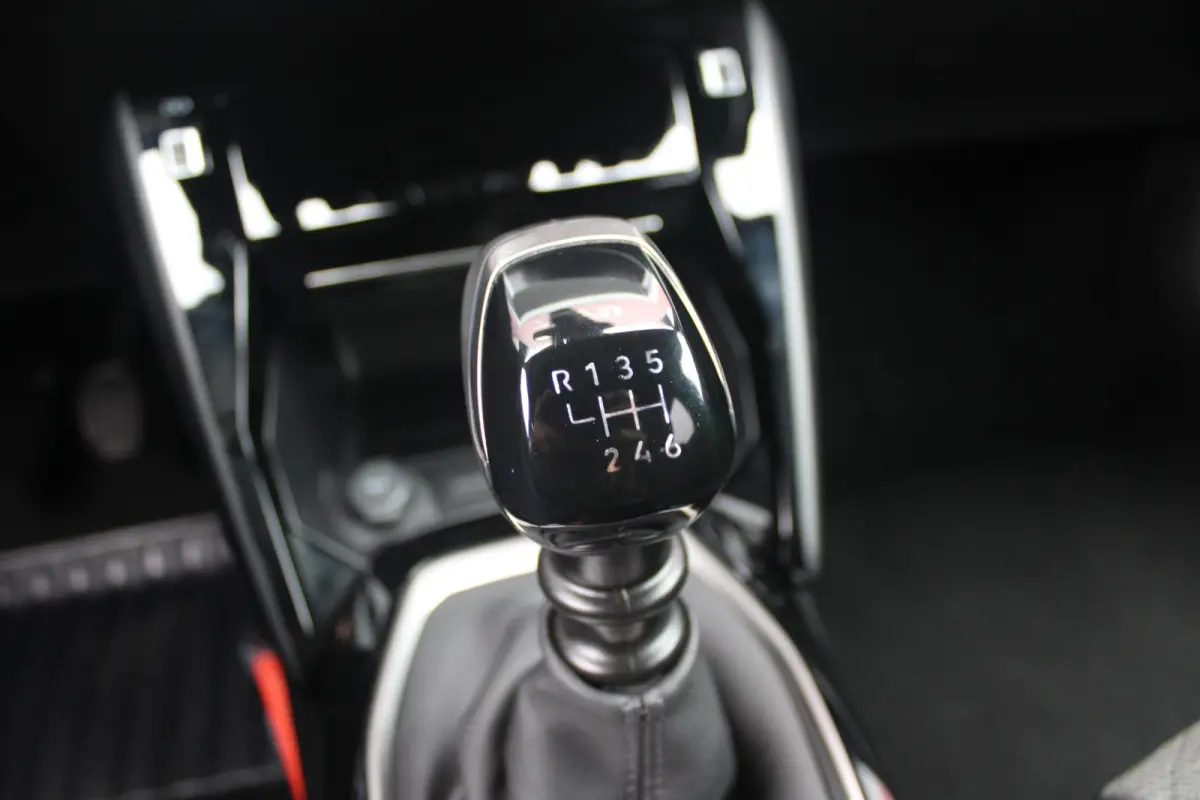 1.2 100PK ALLURE | NAVIGATIE | PARKEERSENSOREN VOOR + ACHTER | KEYLESS ENTRY/START | LICHTMETALEN VELGEN 17" | DRAADLOZE APPLE CARPLAY/ANDROID AUTO | DRAADLOZE TELEFOONLADER | CRUISE CONTROL