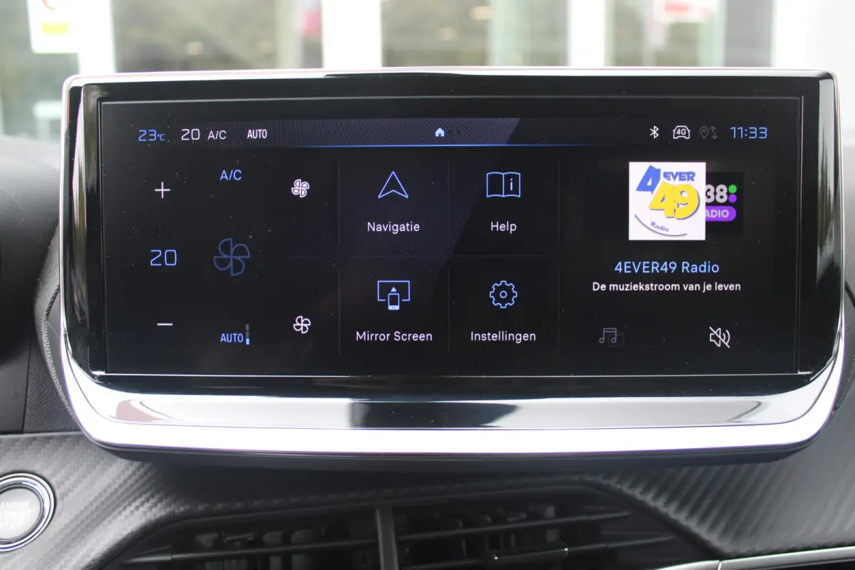 1.2 100PK ALLURE | NAVIGATIE | PARKEERSENSOREN VOOR + ACHTER | KEYLESS ENTRY/START | LICHTMETALEN VELGEN 17" | DRAADLOZE APPLE CARPLAY/ANDROID AUTO | DRAADLOZE TELEFOONLADER | CRUISE CONTROL
