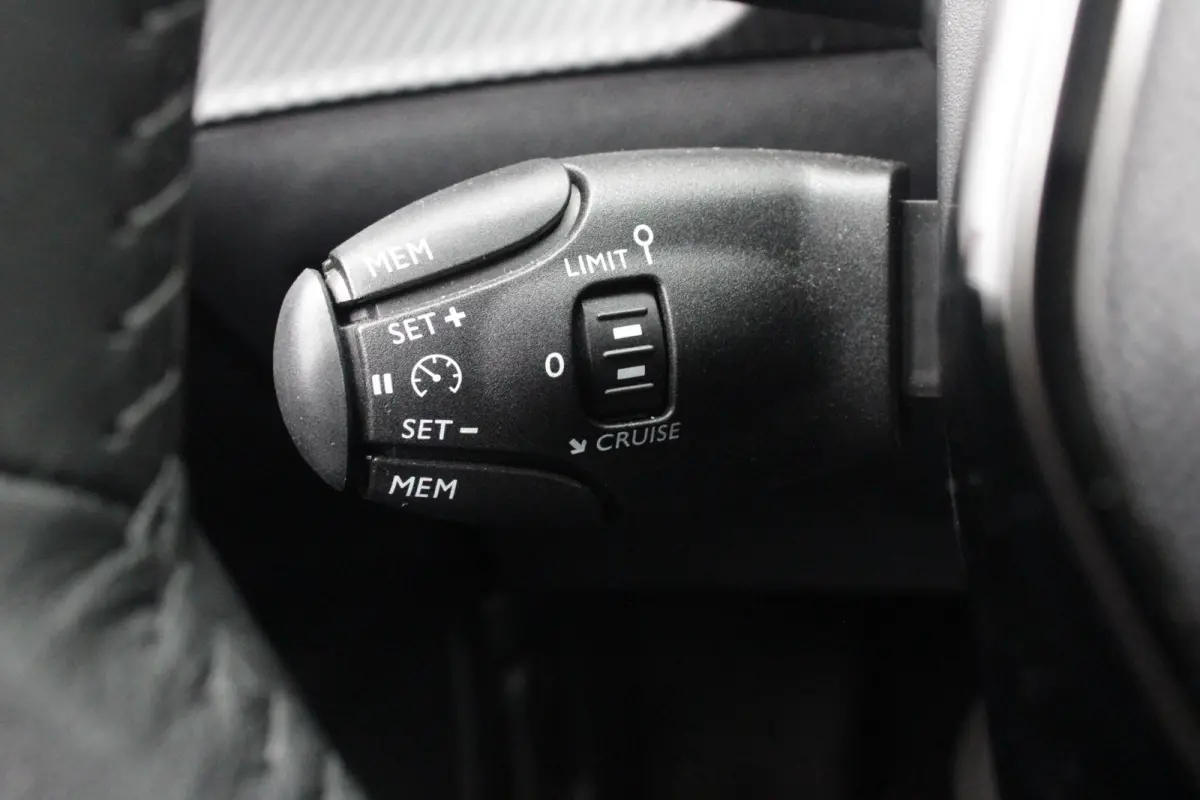 1.2 100PK ALLURE | NAVIGATIE | PARKEERSENSOREN VOOR + ACHTER | KEYLESS ENTRY/START | LICHTMETALEN VELGEN 17" | DRAADLOZE APPLE CARPLAY/ANDROID AUTO | DRAADLOZE TELEFOONLADER | CRUISE CONTROL
