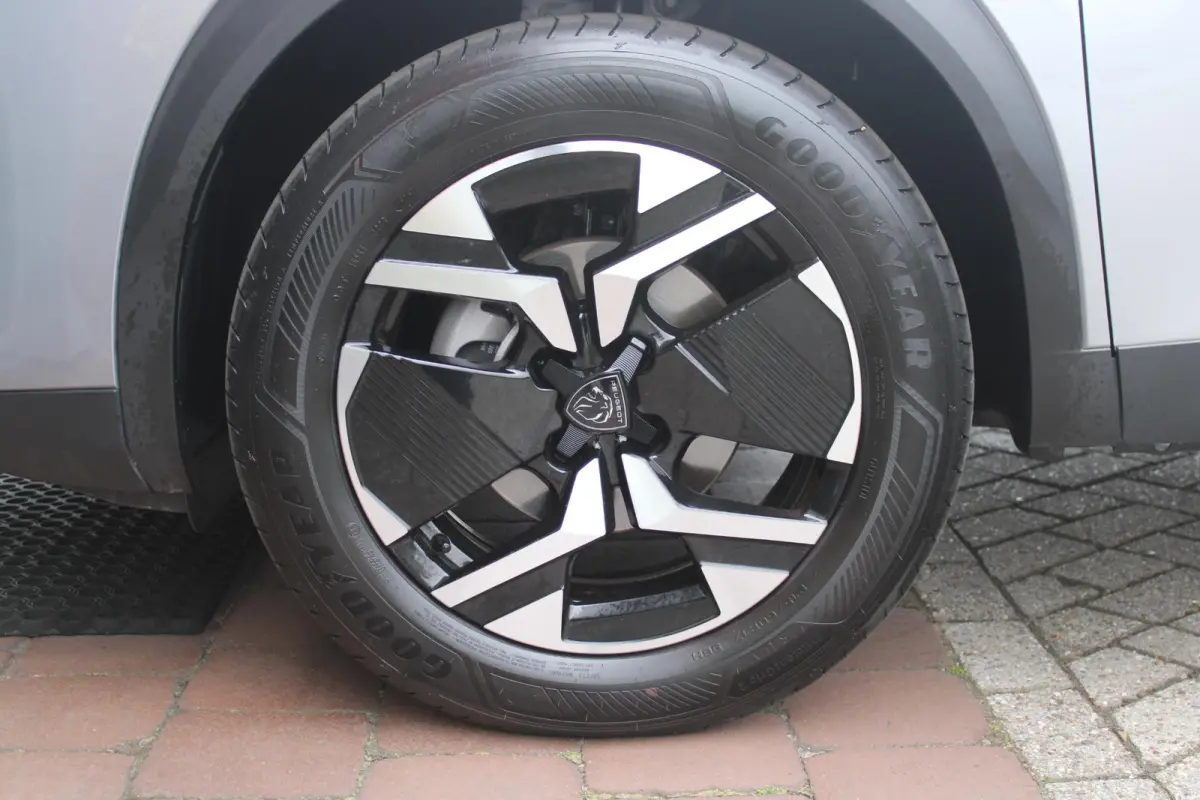 1.2 100PK ALLURE | NAVIGATIE | PARKEERSENSOREN VOOR + ACHTER | KEYLESS ENTRY/START | LICHTMETALEN VELGEN 17" | DRAADLOZE APPLE CARPLAY/ANDROID AUTO | DRAADLOZE TELEFOONLADER | CRUISE CONTROL