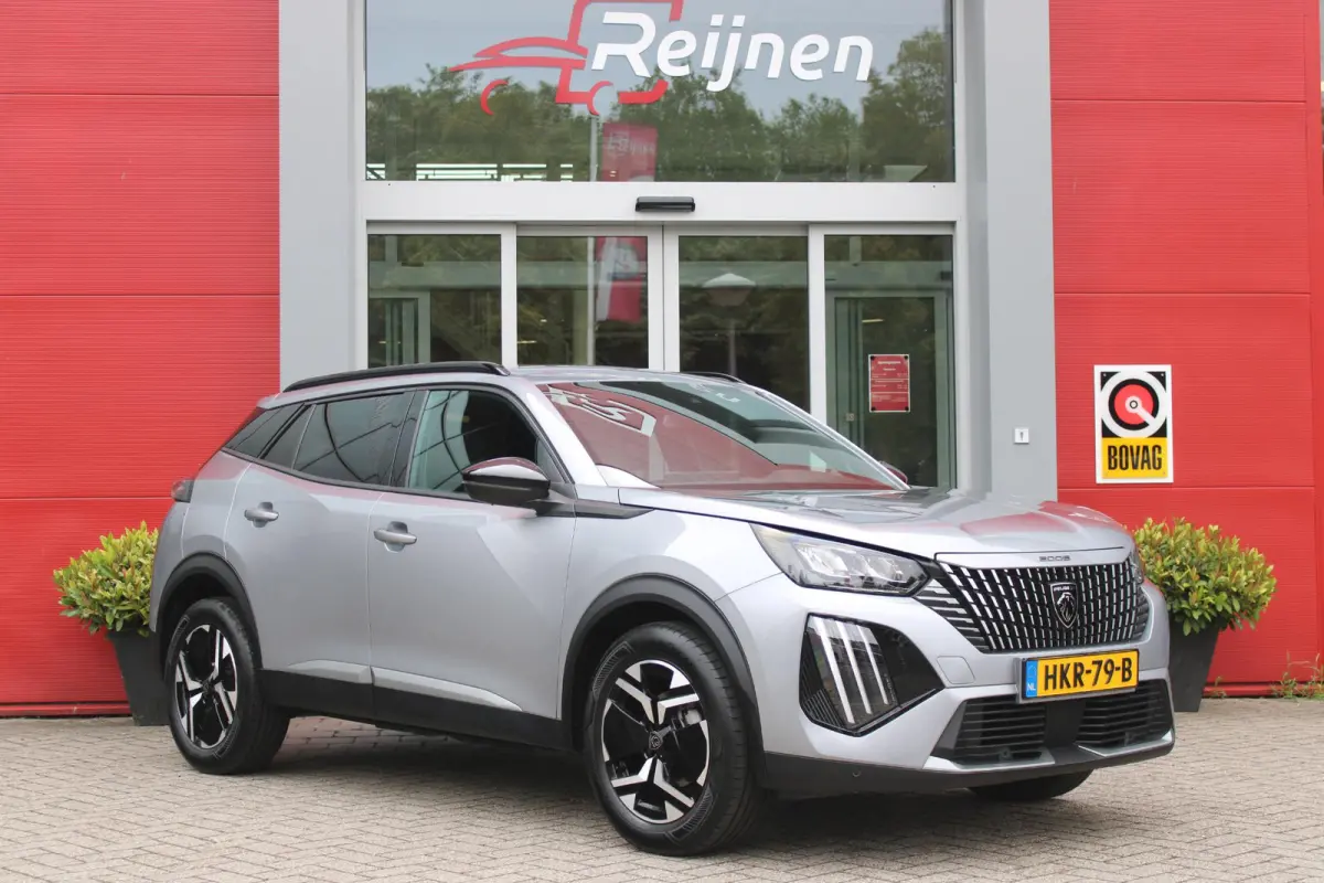 1.2 100PK ALLURE | NAVIGATIE | PARKEERSENSOREN VOOR + ACHTER | KEYLESS ENTRY/START | LICHTMETALEN VELGEN 17" | DRAADLOZE APPLE CARPLAY/ANDROID AUTO | DRAADLOZE TELEFOONLADER | CRUISE CONTROL