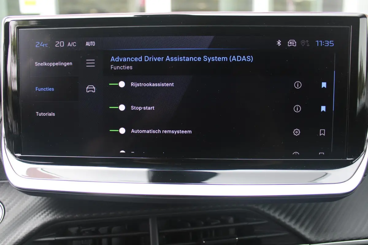 1.2 100PK ALLURE | NAVIGATIE | PARKEERSENSOREN VOOR + ACHTER | KEYLESS ENTRY/START | LICHTMETALEN VELGEN 17" | DRAADLOZE APPLE CARPLAY/ANDROID AUTO | DRAADLOZE TELEFOONLADER | CRUISE CONTROL