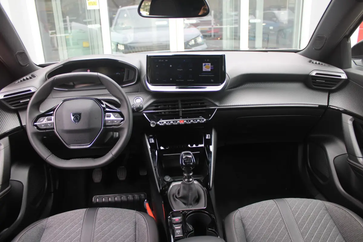 1.2 100PK ALLURE | NAVIGATIE | PARKEERSENSOREN VOOR + ACHTER | KEYLESS ENTRY/START | LICHTMETALEN VELGEN 17" | DRAADLOZE APPLE CARPLAY/ANDROID AUTO | DRAADLOZE TELEFOONLADER | CRUISE CONTROL